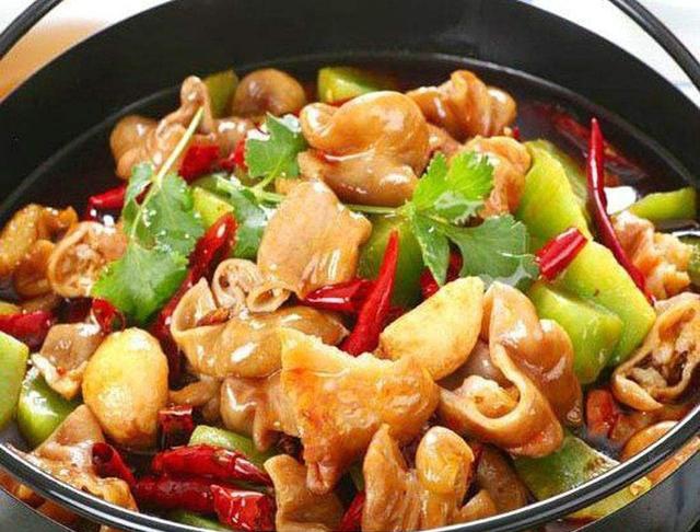 正宗干锅肥肠这样做色泽鲜美,不老不嫩,又辣又香,米饭杀手__凤凰网