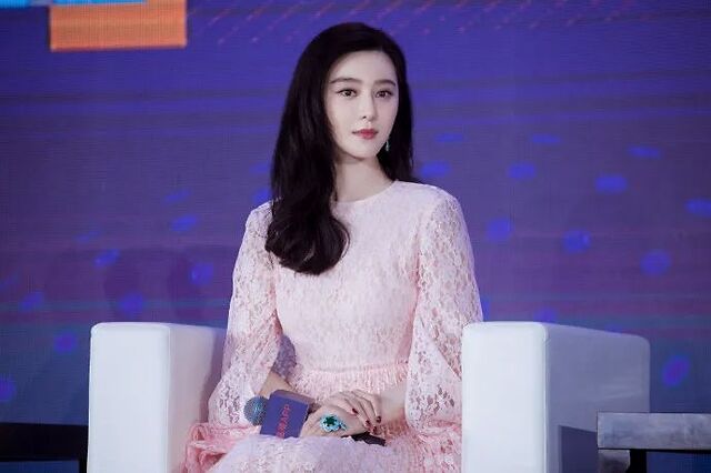 身穿白色蕾丝裙的范冰冰,没有大红唇的加持,状态轻松柔和,气质立马