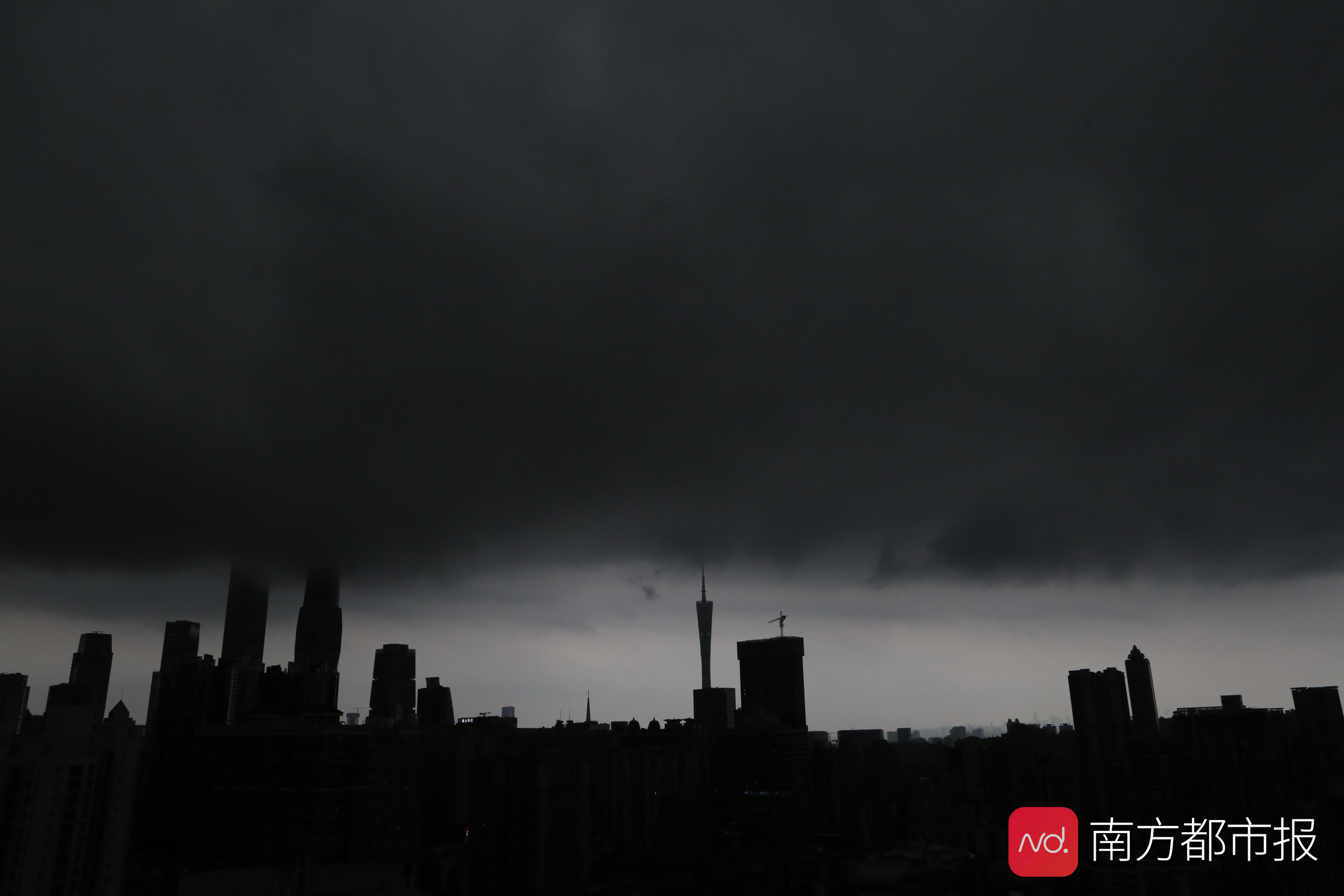 广州乌云压顶,强雷雨要来了