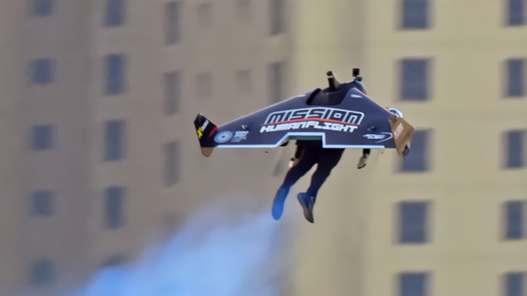 自带翅膀平地升空！“迪拜飞人”1800米高空翱翔
