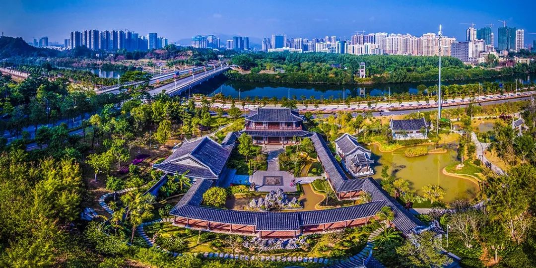 这70幅摄影作品展现了大亚湾城市建设,自然风光,人文纪实,主题活动的