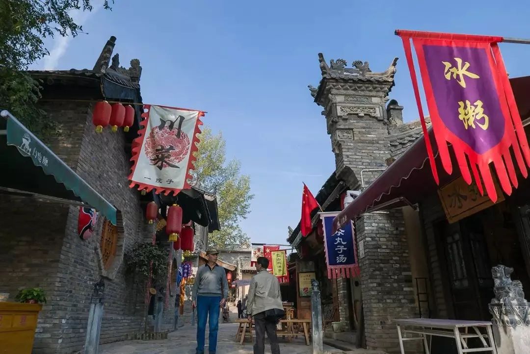 此外,成都龙潭水乡,湖北襄阳卧龙古镇等很多小镇,面临同样困境.