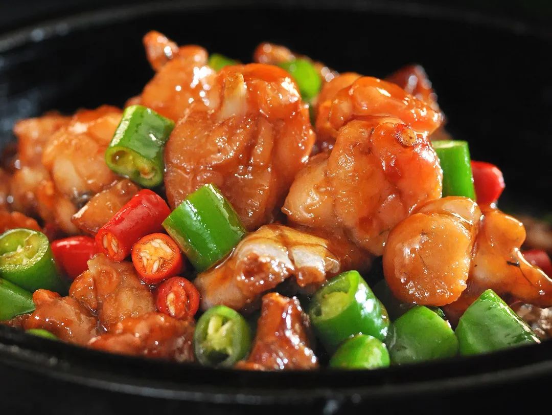 川菜"食堂",承载了无数成都人的味觉记忆,这道锅巴鸡枞菌就是必点菜之