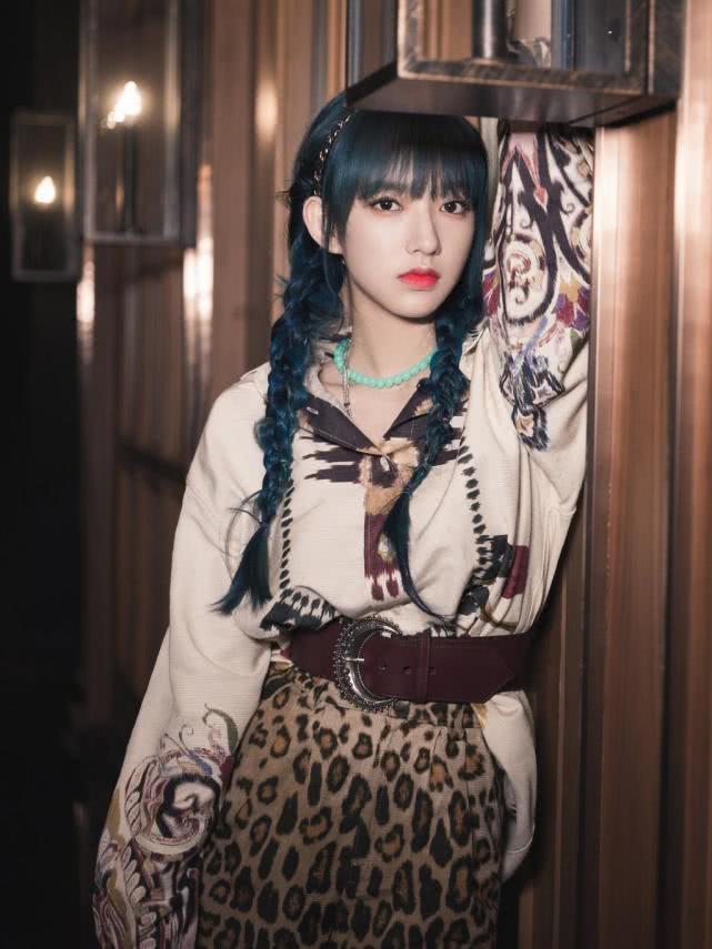 程潇颜值高不是吹的,烟灰蓝发色配齐刘海,小脸精致犹如漫画女主__凤凰