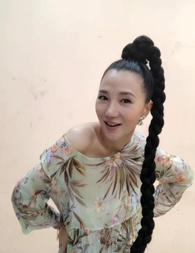 她在央视的《回声嘹亮》中,再次演唱《再见卡门》,给观众来了一波"