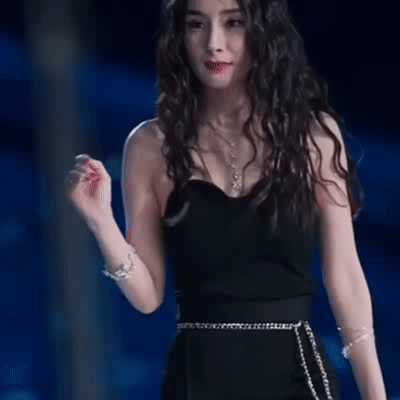 沈腾|杨幂扶沈腾下楼梯，结果却扶了个寂寞，引来网友不少热议