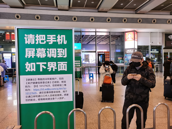 全民战疫：坐火车来上海 旅客自制防护服抵挡新冠肺炎病毒