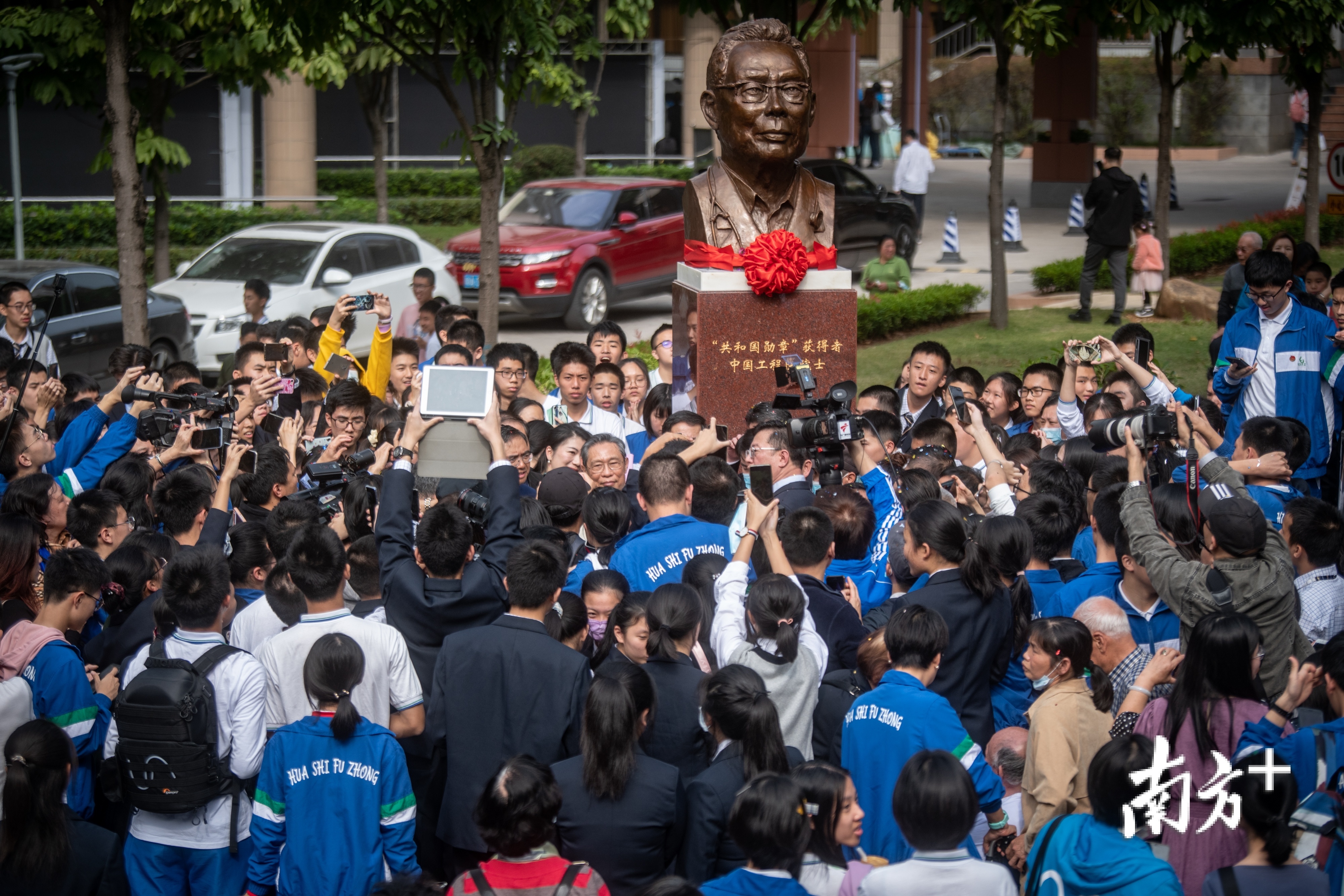 钟南山到母校为自己的塑像揭幕,勉励学子学医