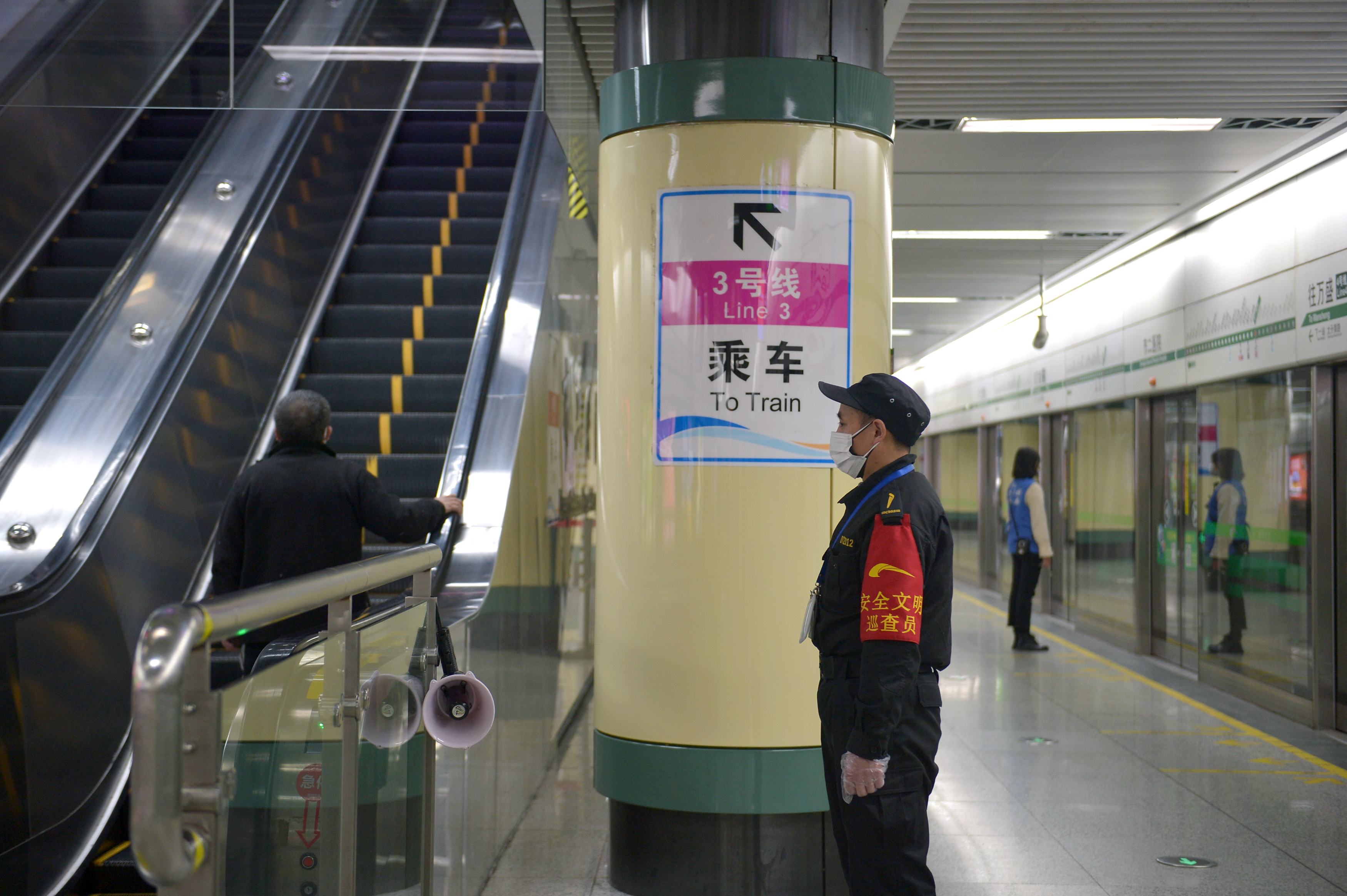 2020年2月3日,四川省成都市地铁市二医院站,地铁4号线的乘客都佩戴着