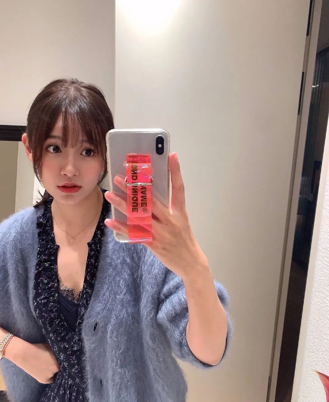 陈赫娇妻张子萱晒自拍剪漫画刘海颜值回春脸消肿后更少女