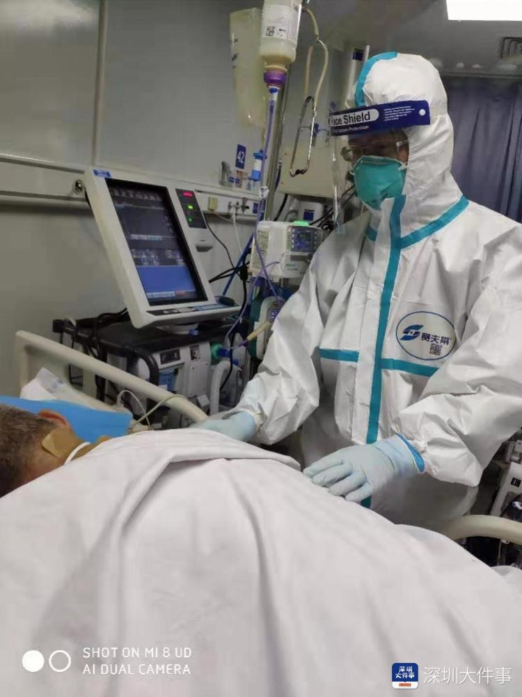 的重点,黄磊的主要工作就是负责指导下级医生对几名重症患者进行救治