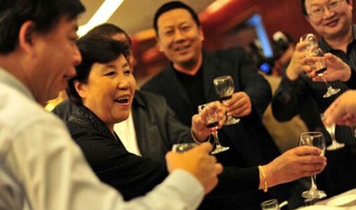 年会敬酒不知道说些什么?学会这招,年终奖翻倍!_凤凰网