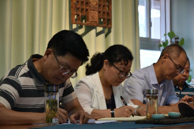 自贡汇东实验校校长周德华就家校课题合作做经验交流