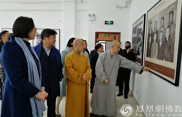 参观中国佛教协会人间佛教思想研究基地(图片来源:凤凰网佛教)