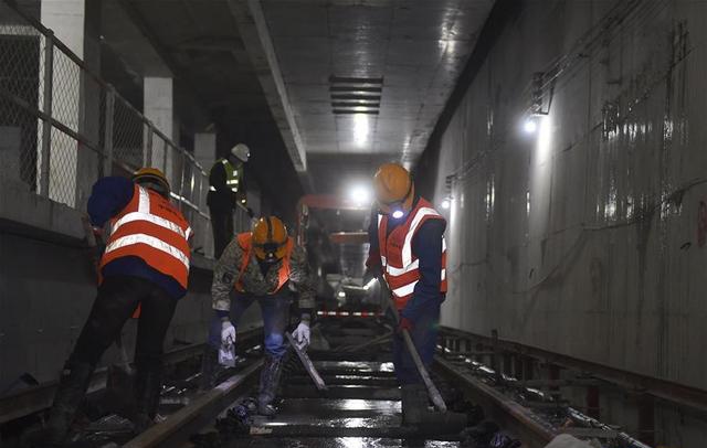 2月20日,中铁十二局集团有限公司工人在成都地铁6号线西南交大站施工