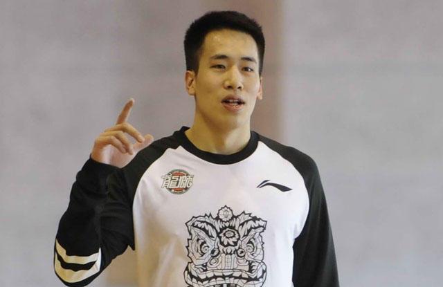 还在自由市场频频出手,据同曦主场mc透露,正式成为自由球员的赵天熠