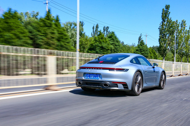 可甜可炸 试驾体验保时捷911 Carrera S