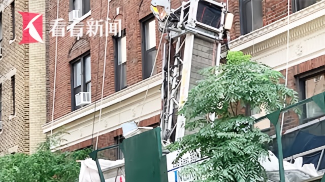 #纽约一建筑脚手架突然坍塌# 多名搬运工人被压