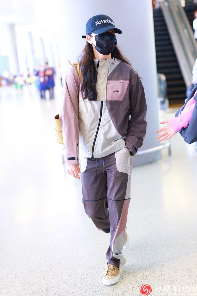欧阳娜娜运动套装低调不失潮范儿休闲装扮潇洒个性