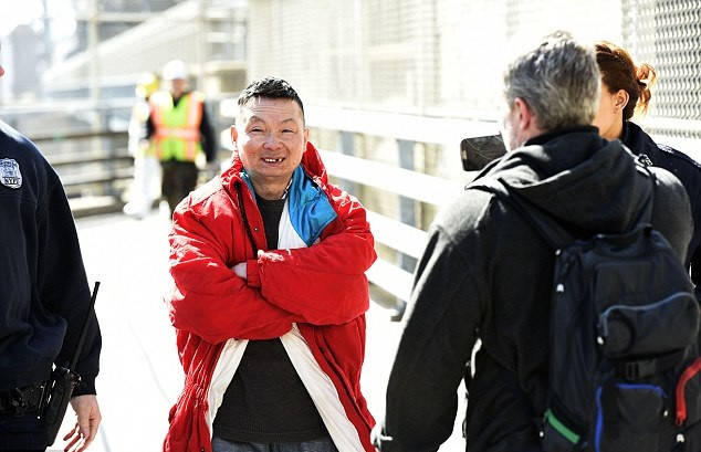 美国华人蜗居生活男女混住极度拥挤生活艰辛依旧不愿回国