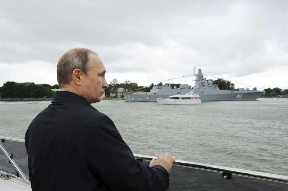 俄海军两大舰队会师黑海搞演习 普京乘导弹巡洋舰观摩