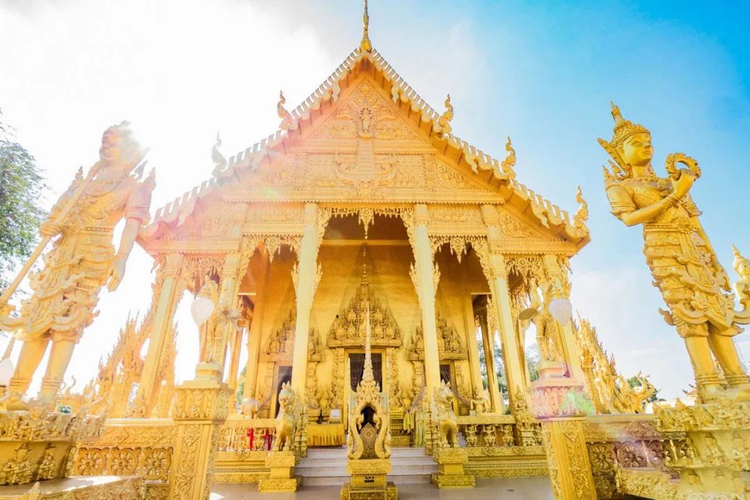 3,北柳府pak nam jolo佛寺 这是一座金碧辉煌的寺庙,这是一座为了纪念