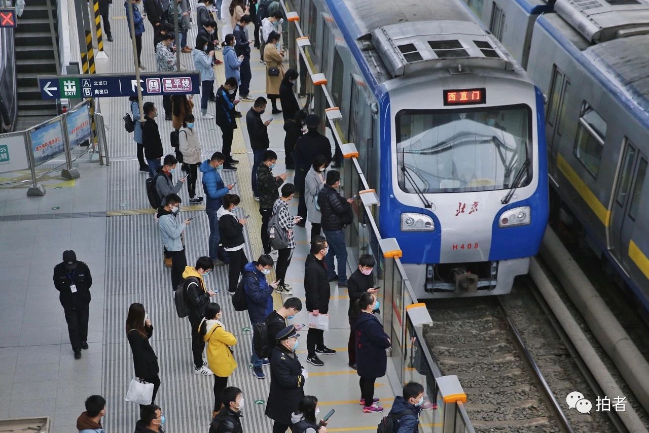 本周,北京多条地铁在早高峰时段拥挤度"飘红",西二旗地铁站也不例外