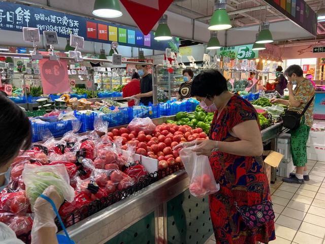 上午，市民在北京崇文门菜市场选购新鲜蔬菜和肉类，整体菜品价格平稳。刘平摄