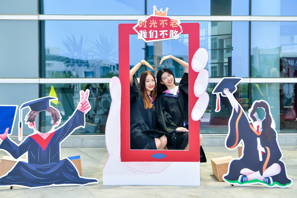 被学生画漫画被校长开药方被母校再打卡魔都外滩的毕业灯光秀真的很忙