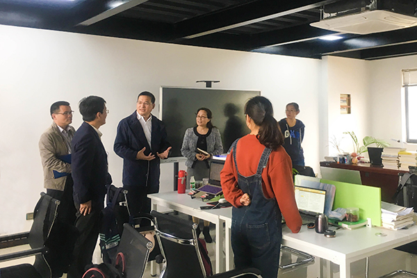 图为浙江师范大学纪委书记,监察专员傅关福调研该校网络创业园,协助