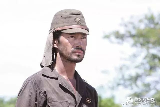 在衣领上,衬衣按规定外翻由于日军只区分海陆两个军种,军装颜色比较单