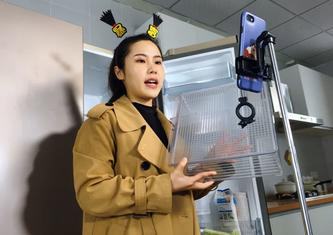 网红家居用品电商女主播的日常带货./图虫创意