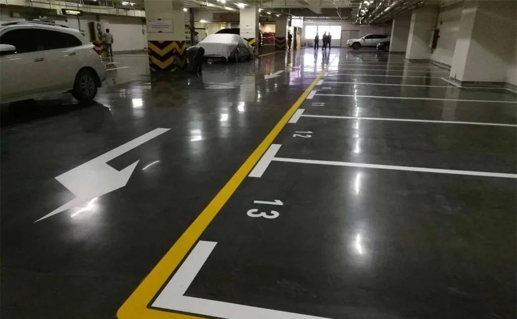 在用水泥或混凝土浇铸过程中掺入金刚砂或其它骨料,整体凝固而成.