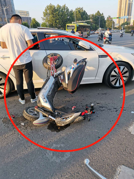 突发!泰安电动车怼上私家车,车轮朝天了!__凤凰网