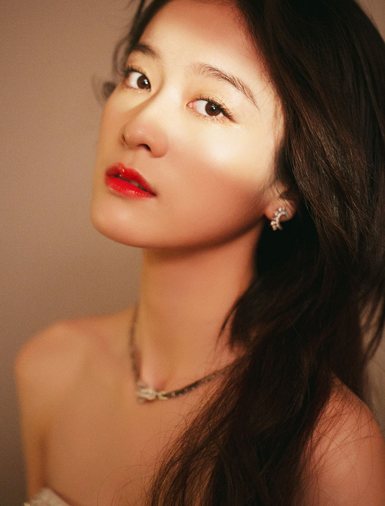 张雪迎长卷发双造型出镜 红调明耀纯白动人