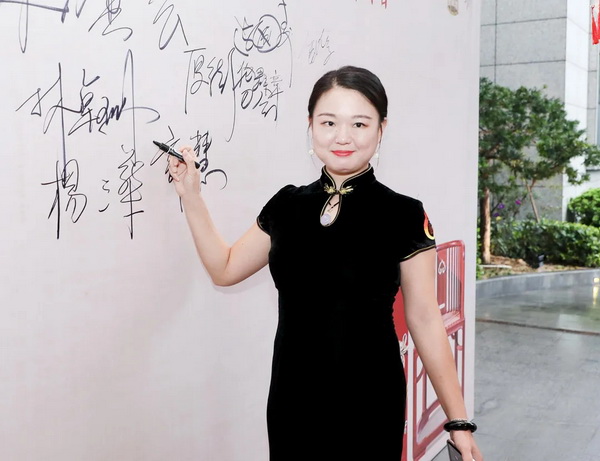 国寿红木举办首届旗袍文化活动"当红木遇上旗袍"__凤凰网