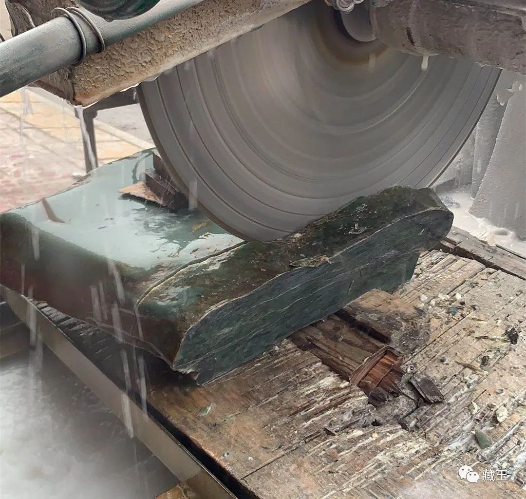 这样的和田玉切料方式你肯定没见过