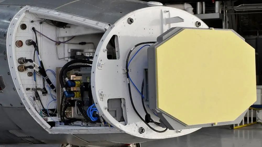 的一款有源相控阵雷达,apg-83雷达的t/r单元组件采用的是"瓦片式"结构