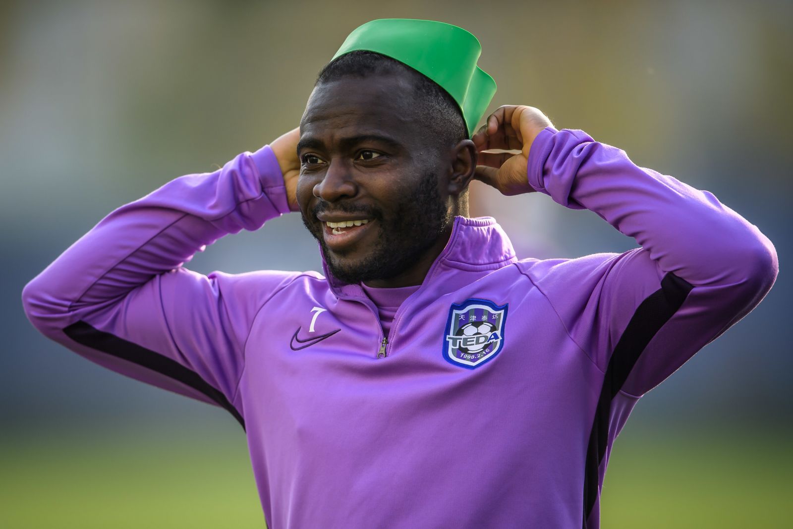 二图流泰达训练氛围轻松阿奇姆彭耍宝头顶绿帽