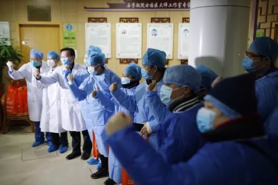 武汉18名重症患者痊愈出院！专家：看到了希望