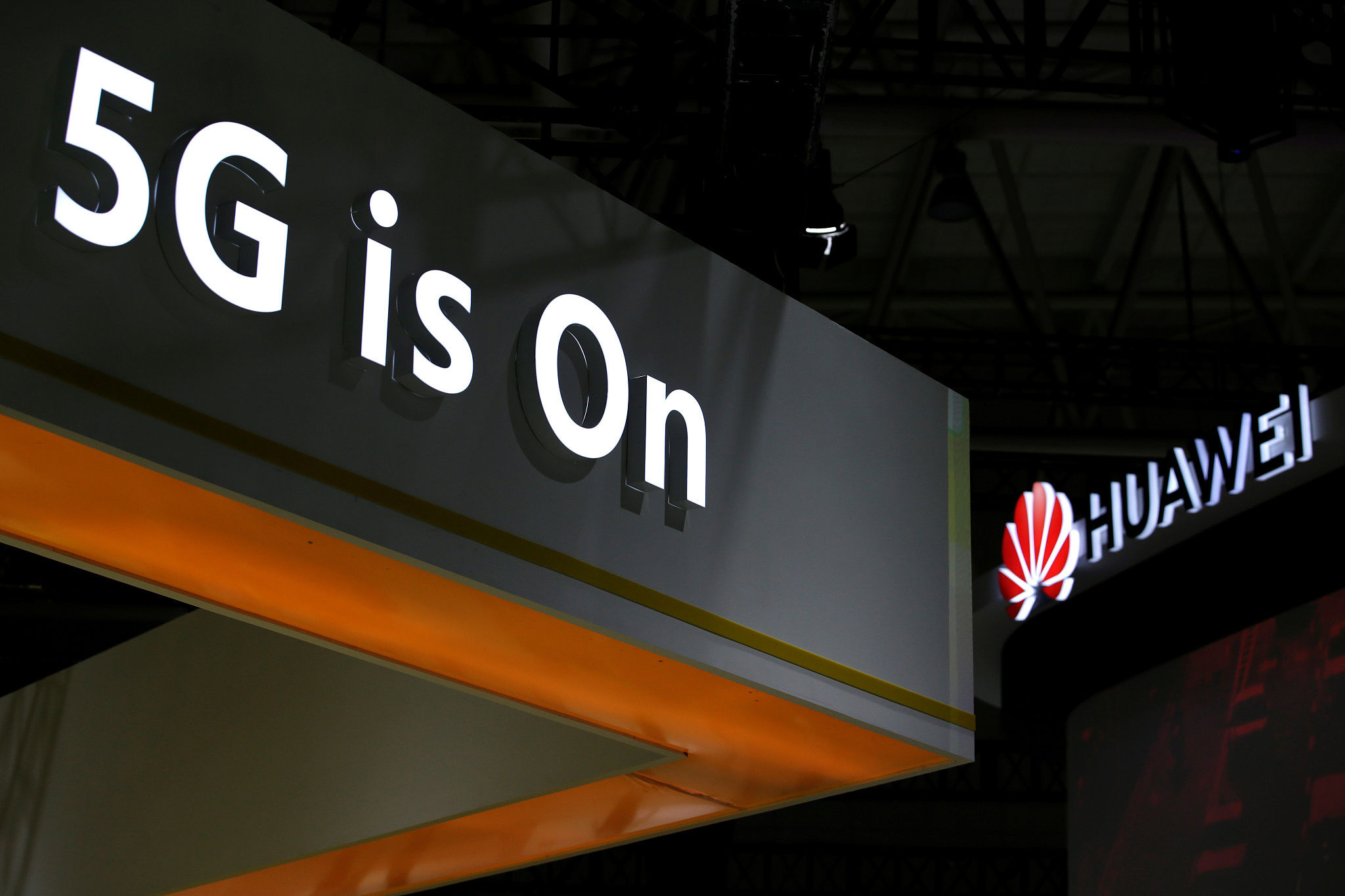 英国“翻脸”5G排除华为代价高昂