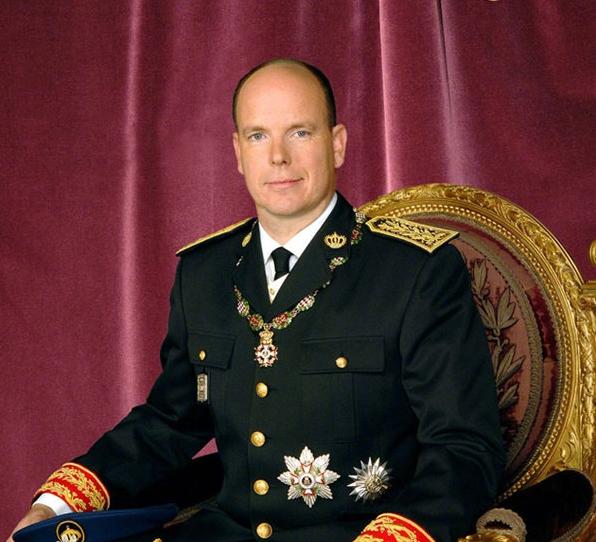 阿尔伯特二世佩戴在颈部的项链是圣查尔斯勋章(order of st charles)