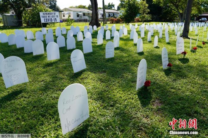 当地时间10月14日，美国迈阿密自由城附近的西蒙霍夫花卉公园摆满墓碑形的白色塑料牌纪念新冠逝者，塑料牌上的留言引人泪目。