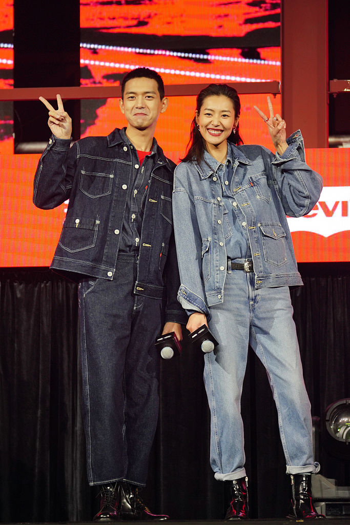 李现刘雯变牛仔姐弟超养眼对镜比剪刀手大笑卖萌太可爱了