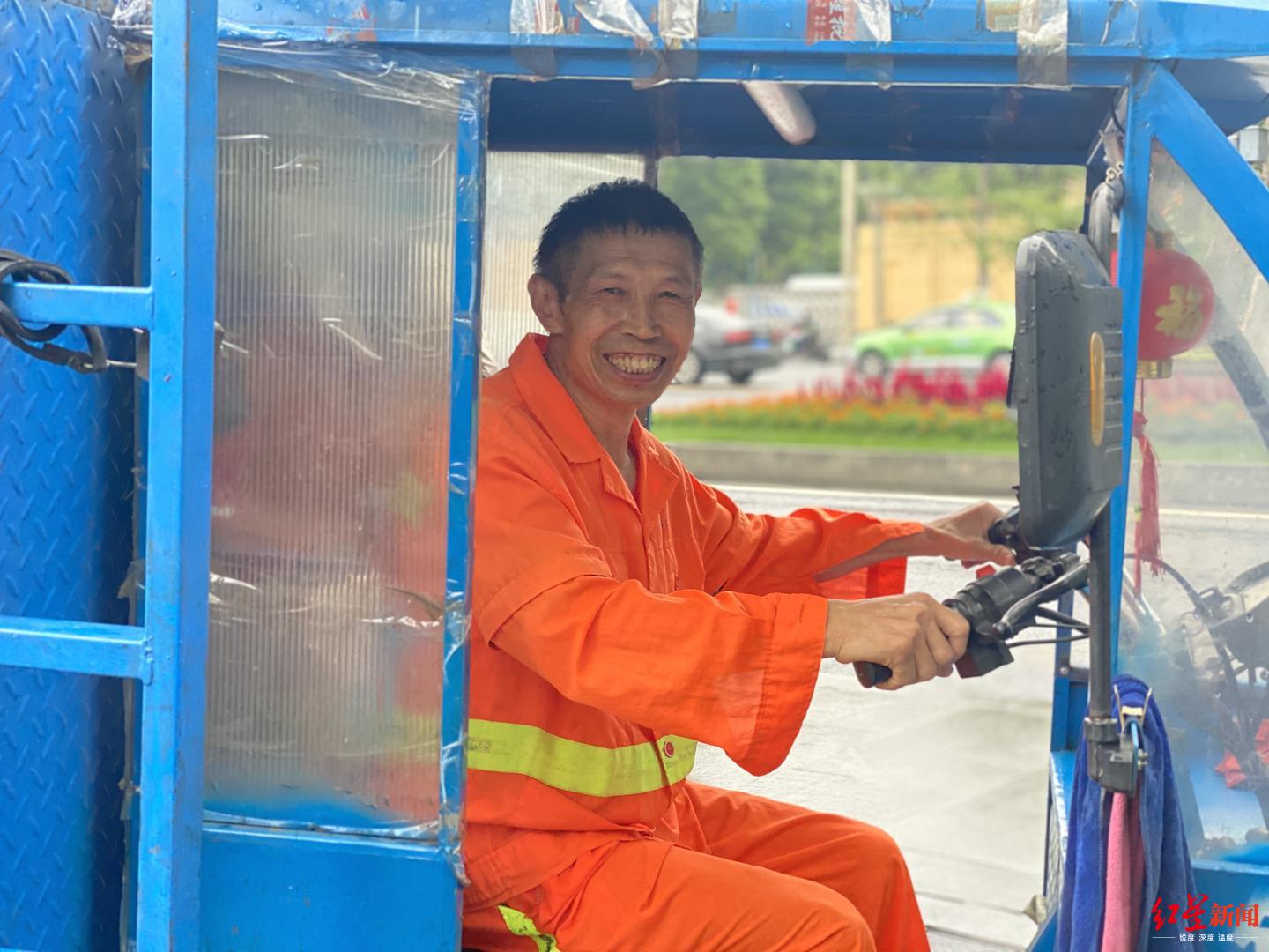被误解的善心误会你了那位暴雨中送伞的环卫工