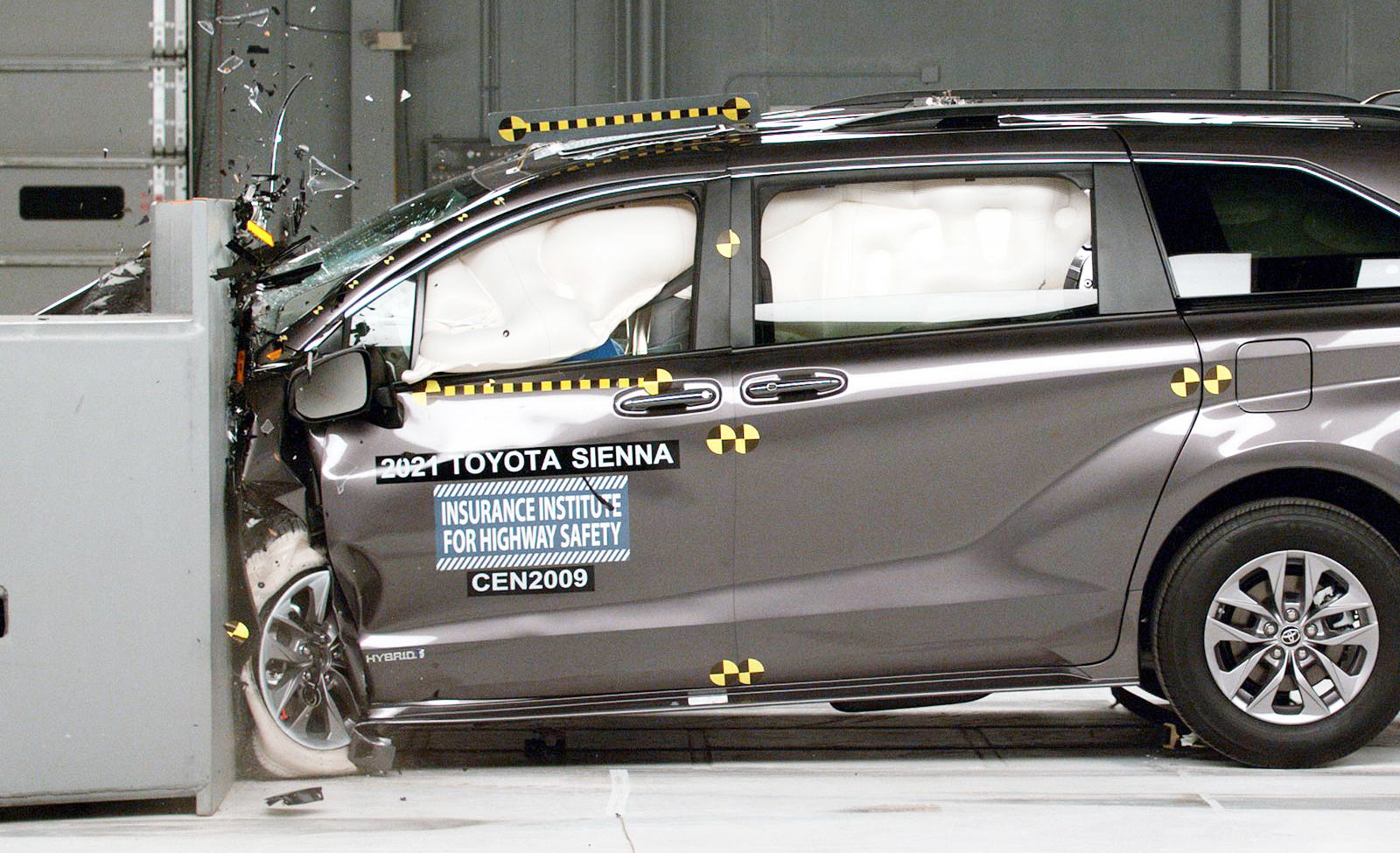 全新丰田塞纳碰撞成绩出炉谁说mpv不禁撞