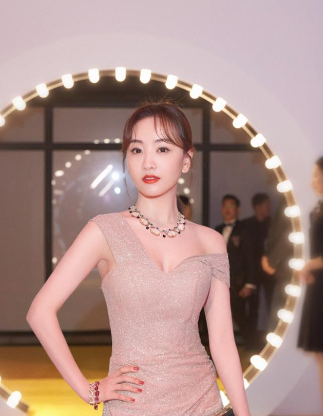 杨蓉才是"l号蜜桃"! 穿香槟色礼服身材超好, 38岁美得出众__凤凰网