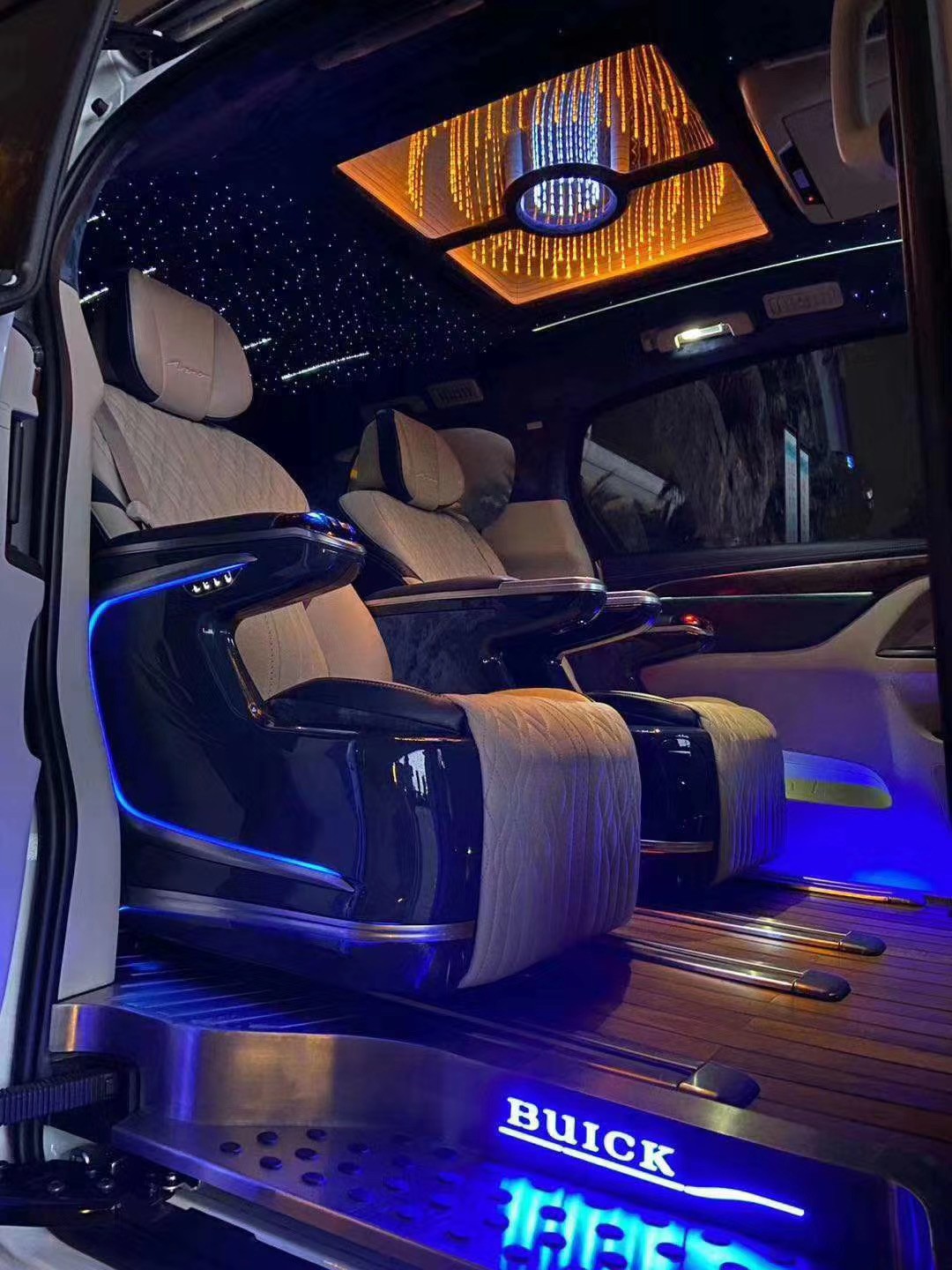 别克gl8内饰改装案例,星空顶加顶灯让整个车内不再单调