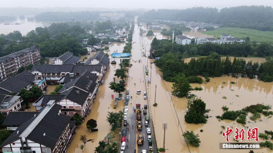 8月17日,四川成都,航拍通往黄龙溪古镇的道路已被洪水淹没中断