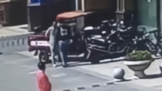 快递员拒按要求送件，争吵后吐口水